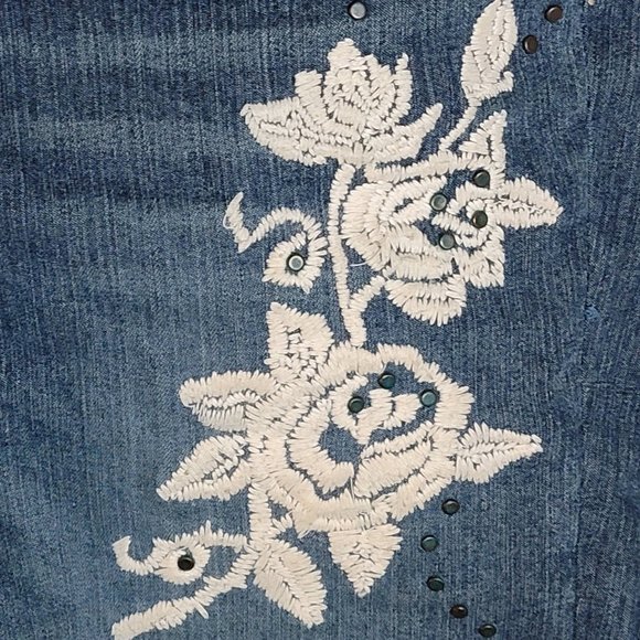 Mixit Dark Wash Cropped Jeggings. Embroidered flowers! Size 8 Petite - Picture 3 of 9